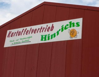 Firmenschild an Halle