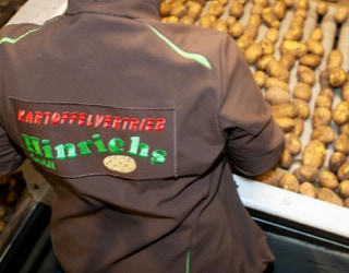 Mitarbeiterin sortiert Kartoffeln