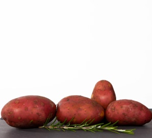 rote Kartoffeln auf Schieferbrett